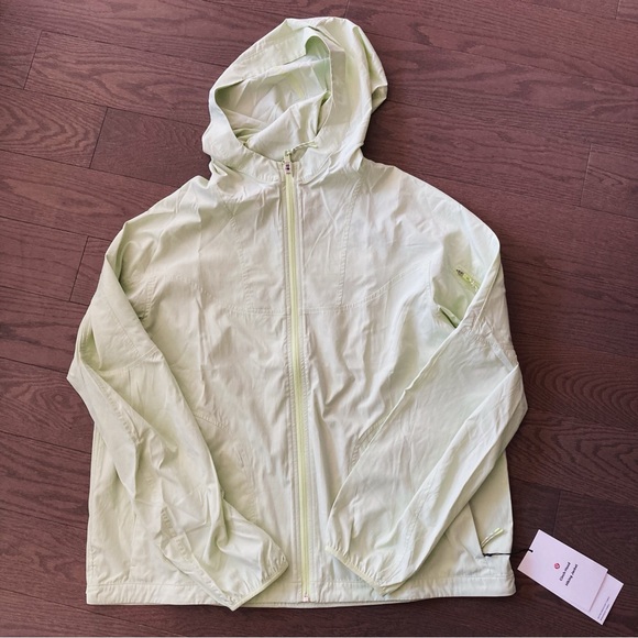 NWT lululemon cinch hooded hiking rain jacket - Picture 2 of 6